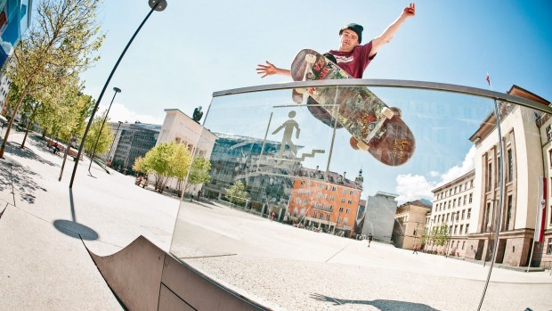 Alex_Hallford_SmithgrindWallride_Innsbruck_Vincent_Coupeau